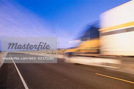 Transport-LKW auf der Autobahn, Nevada, USA