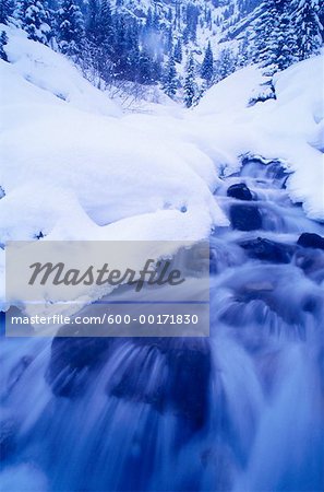 Rivière en hiver, le Parc National Banff, Alberta, Canada