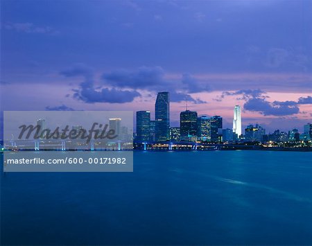 Skyline de Miami à la nuit tombante, Miami, Florida, USA