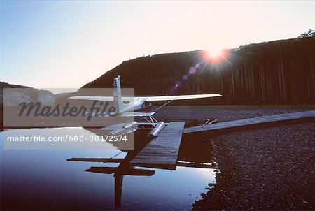 Hydravion au quai, Peace Canyon, Colombie-Britannique, Canada