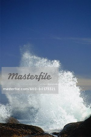 Vagues s'écraser sur terre, l'océan Atlantique, Namaqualand, Afrique du Sud