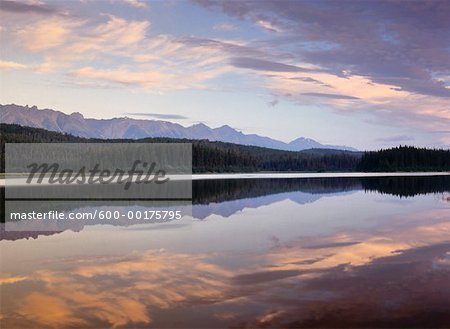 Dawn, Mayfield Lake, Rocheuses du Nord, la Colombie-Britannique, Canada