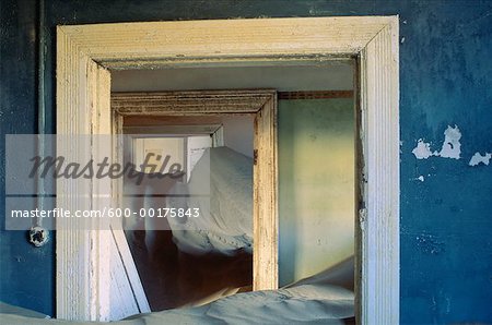 Intérieur du bâtiment abandonné, la ville fantôme de Kolmanskop, Namibie