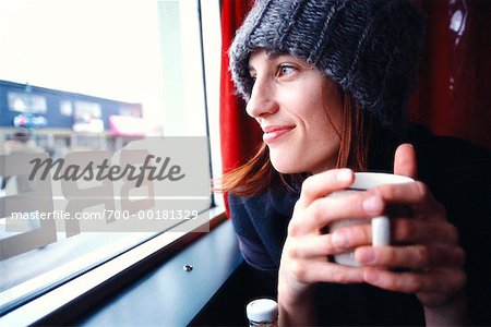 Femme regardant fenêtre Restaurant