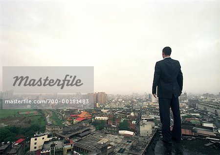 Homme debout sur le bord du bâtiment