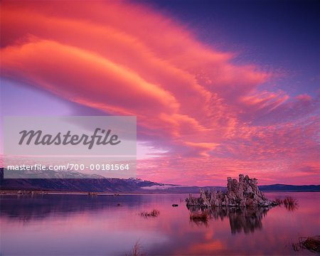 Nuage LENTICULAIRE au-dessus de Mono Lake en Californie, USA