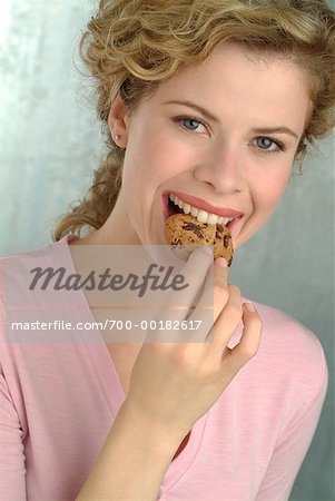 Femme mangeant Cookie