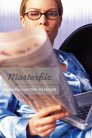 Frau lesen Zeitung