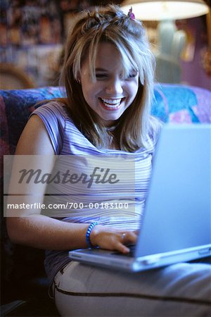 Adolescente à l'aide d'un ordinateur portable
