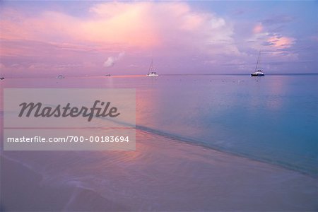Bateaux à voile et plage Seven Mile Beach, Grand Cayman Cayman îles Caraïbes