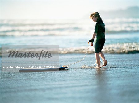 Junge am Strand mit Boogie-Board