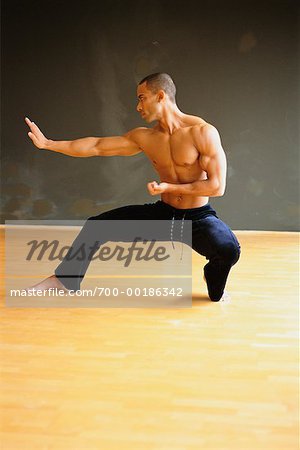 Homme pratiquer le Tai Chi