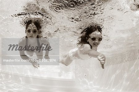 Filles nageant sous l'eau