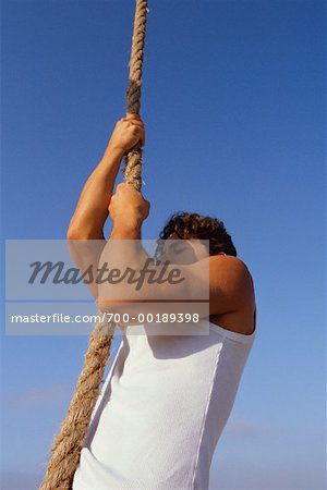 Mann Klettern Seil Santa Monica, Kalifornien, USA