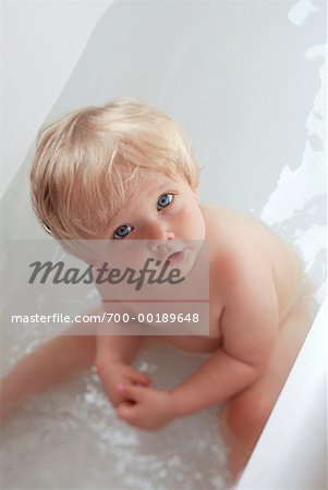 Baby auf Badewanne