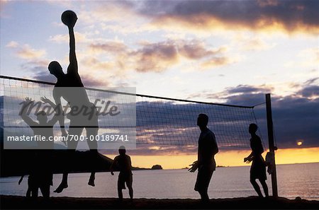 Jeu de volley-ball au coucher du soleil