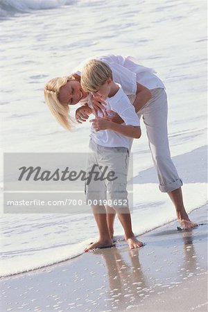 Mère et fils sur la plage