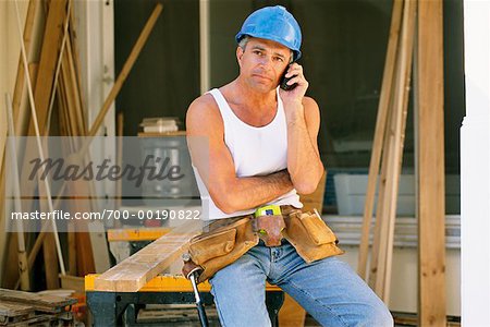 Construction Worker utilisant le cellulaire