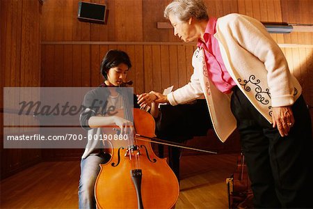 Étudiant jouant violoncelle pour enseignant