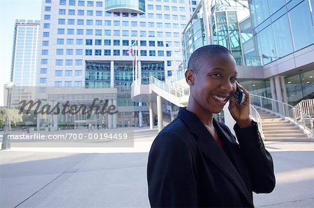 Femme d'affaires à l'aide de téléphone portable