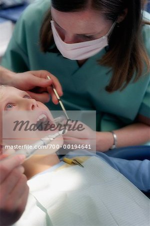 Jeune fille en cours d'examen par les dentistes