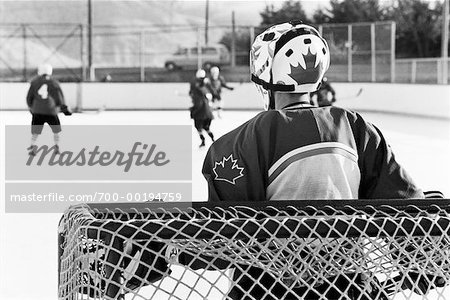 Kinder spielen Hockey