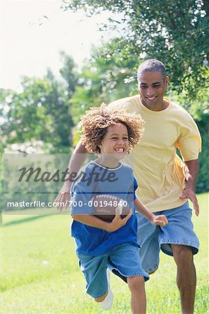 Vater und Sohn Fußball spielen