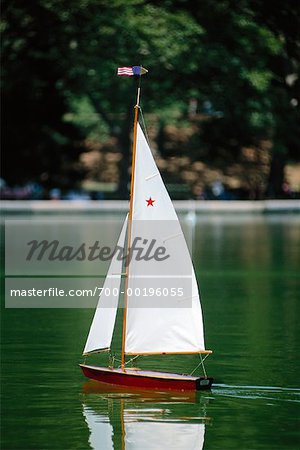 Jouets voilier sur étang Central Park New York City, New York