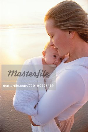 Mère avec le bébé sur la plage