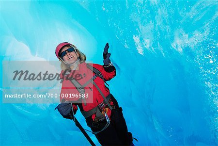 Femme dans la grotte de glace de Mendenhall Glacier Alaska, USA
