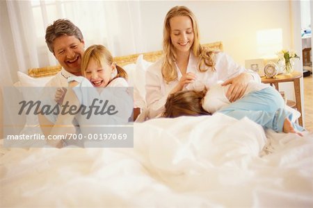 Familie spielen im Bett