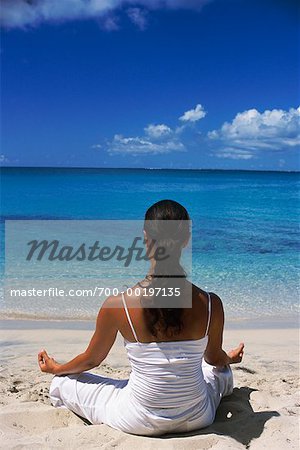 Frau tun Yoga am Strand Grande Fall Petite Plage Saint Martin