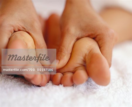 Mains masser les pieds