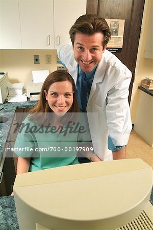 Dentiste et assistante dentaire