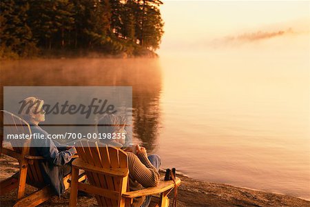 Couple assis dans des chaises Adirondack