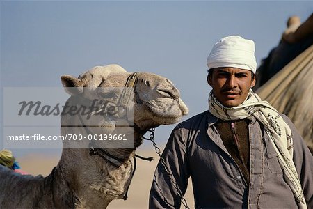 Homme à dos de chameau dans le désert