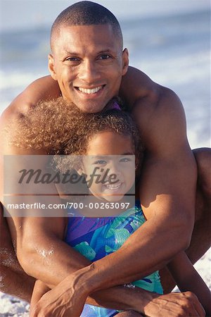 Père et fille à la plage