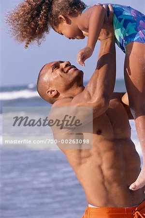 Père et fille à la plage