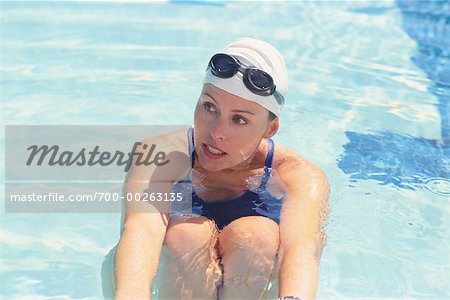 Frau Übungen im Pool