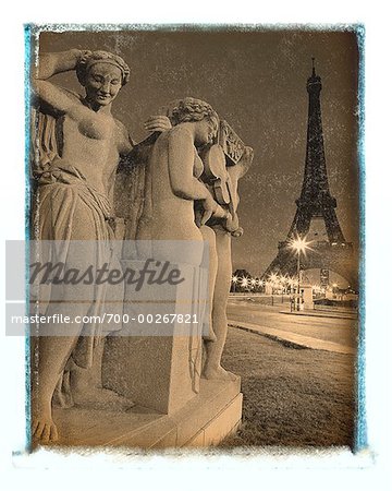 Statuen und Eiffelturm Paris Frankreich