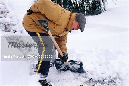 Mann Schaufeln Schnee