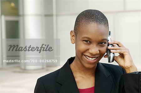 Geschäftsfrau, die mit Handy