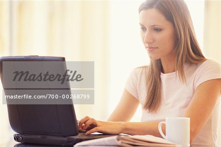 Femme avec ordinateur portable et café