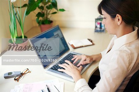 Frau arbeitet auf Laptop