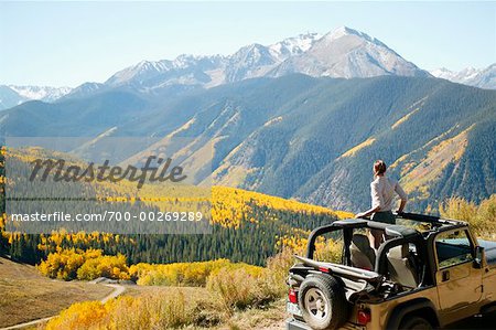 Femme regardant le paysage de la Jeep, Aspen, Colorado, USA