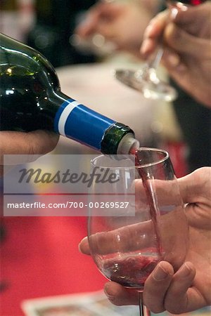 Rotwein wird in Glas gegossen