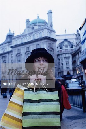 Femme avec des sacs à provisions Londres Angleterre