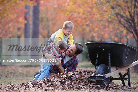 Vater und Söhne Rechen Blätter