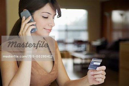 Frau mit Handy und Kreditkarte