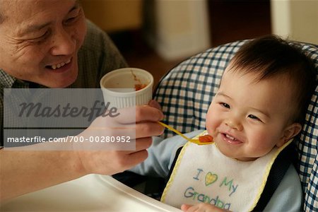 Grand-père d'alimentation un petit-enfant